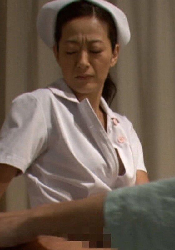 入院中に看護師に眠れないと我が儘言って無理やりチ○ポを触らせてみると…熟女看護師は欲求不満で抑えきれない性欲に堕ちて行く！ パッケージ画像
